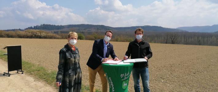 PiK-Praxisbeispiel: David Traub vom Hopfenhof setzt für die Stadt Nürtingen die PiK-Maßnahme „Artenschutzacker“ um.